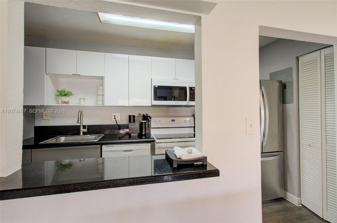 For Rent: $2,400 (2 beds, 2 baths, 1060 Square Feet)