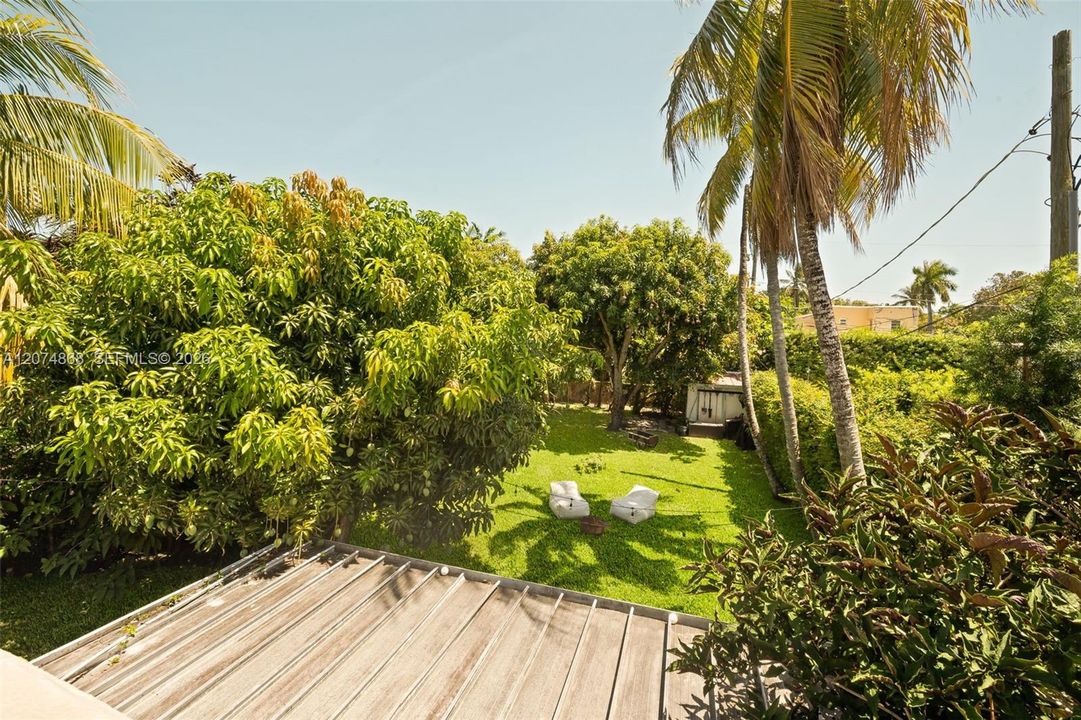 For Sale: $1,995,000 (4 beds, 2 baths, 2071 Square Feet)