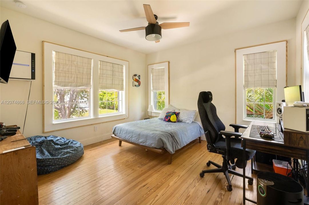 For Sale: $1,995,000 (4 beds, 2 baths, 2071 Square Feet)