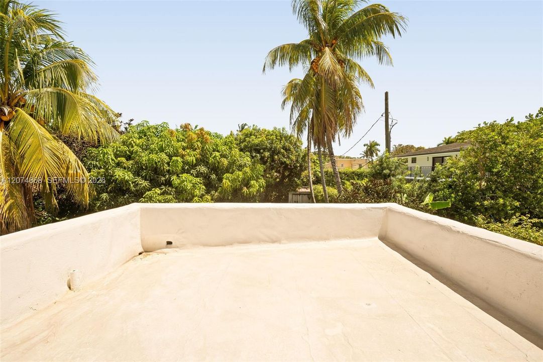 For Sale: $1,995,000 (4 beds, 2 baths, 2071 Square Feet)