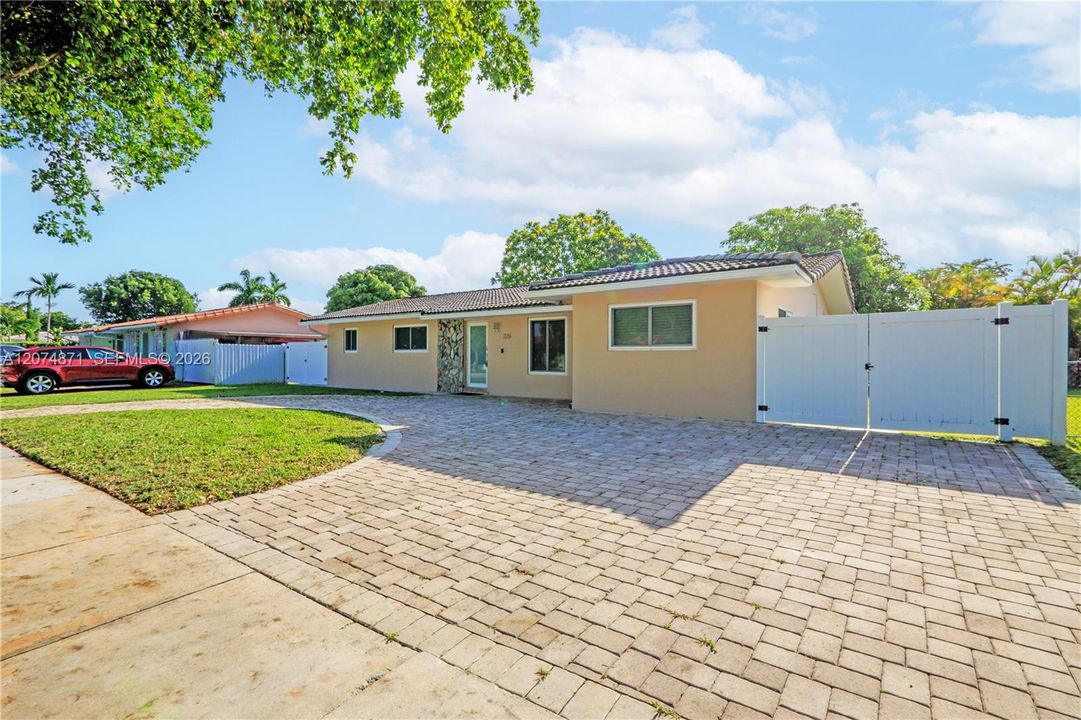 For Sale: $889,000 (4 beds, 2 baths, 2605 Square Feet)
