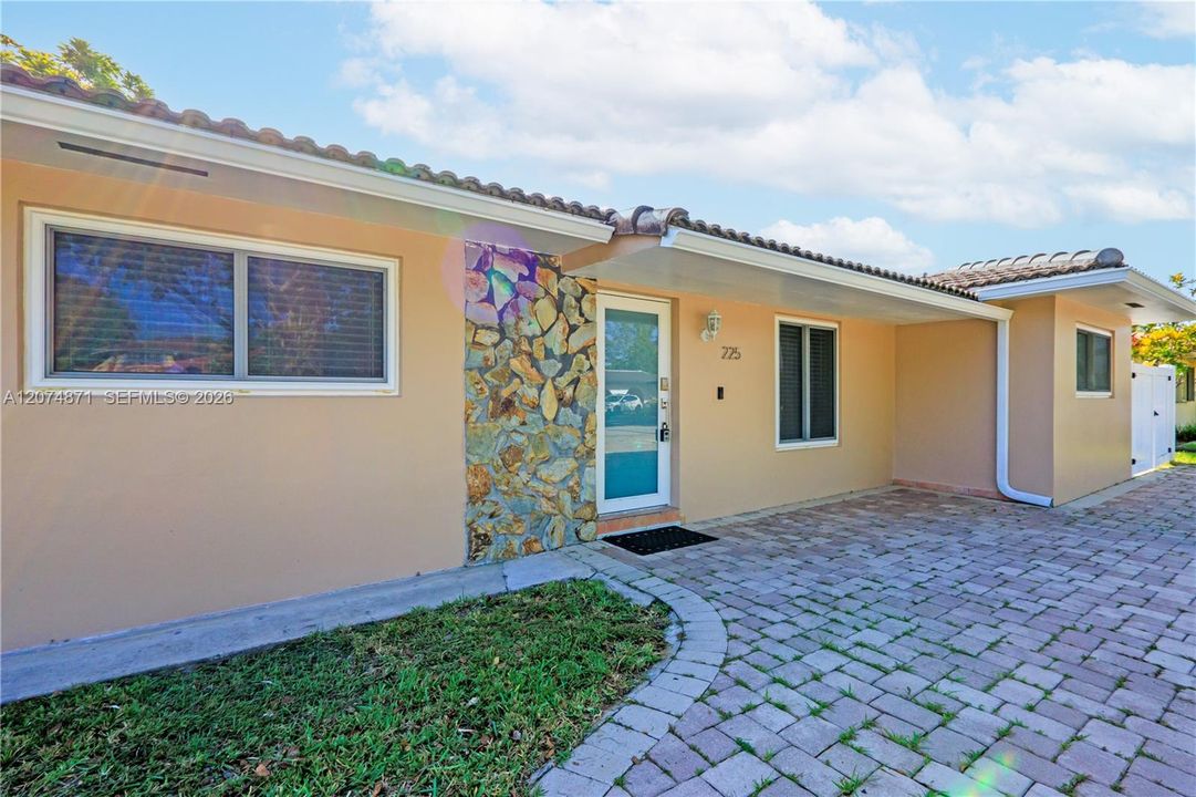 For Sale: $889,000 (4 beds, 2 baths, 2605 Square Feet)