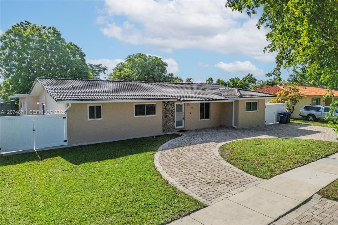 For Sale: $889,000 (4 beds, 2 baths, 2605 Square Feet)