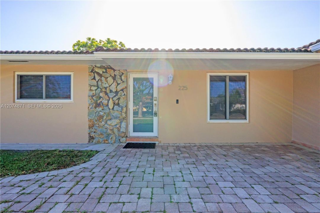 For Sale: $889,000 (4 beds, 2 baths, 2605 Square Feet)