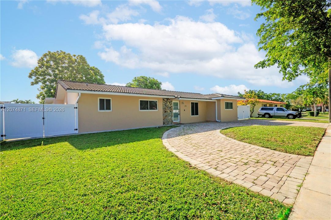 For Sale: $889,000 (4 beds, 2 baths, 2605 Square Feet)