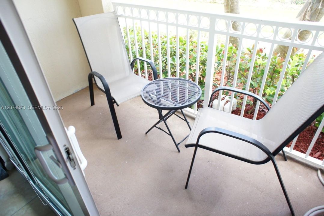 For Rent: $2,800 (3 beds, 2 baths, 1207 Square Feet)