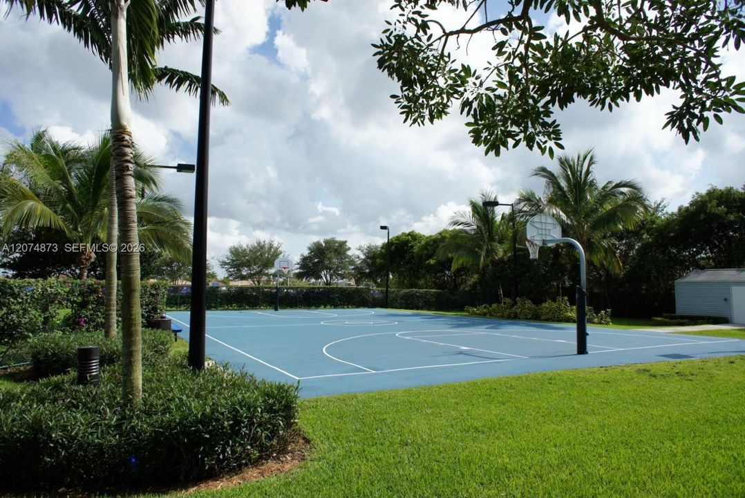 For Rent: $2,800 (3 beds, 2 baths, 1207 Square Feet)