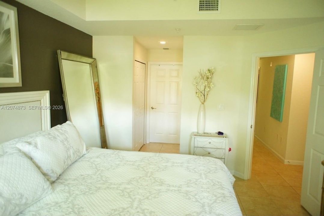 For Rent: $2,800 (3 beds, 2 baths, 1207 Square Feet)