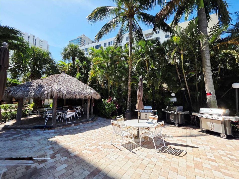 Tiki bar & BBQ