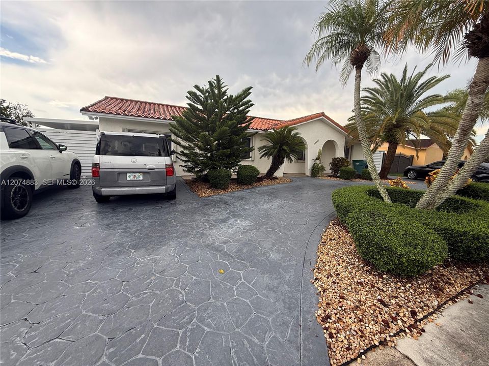For Rent: $2,950 (2 beds, 2 baths, 2520 Square Feet)