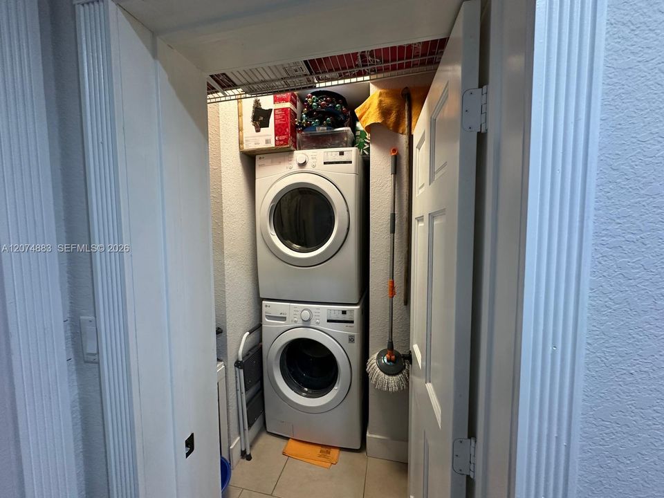 For Rent: $2,950 (2 beds, 2 baths, 2520 Square Feet)