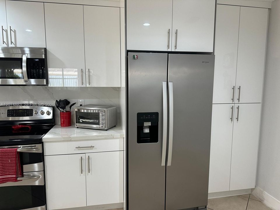 For Rent: $2,950 (2 beds, 2 baths, 2520 Square Feet)