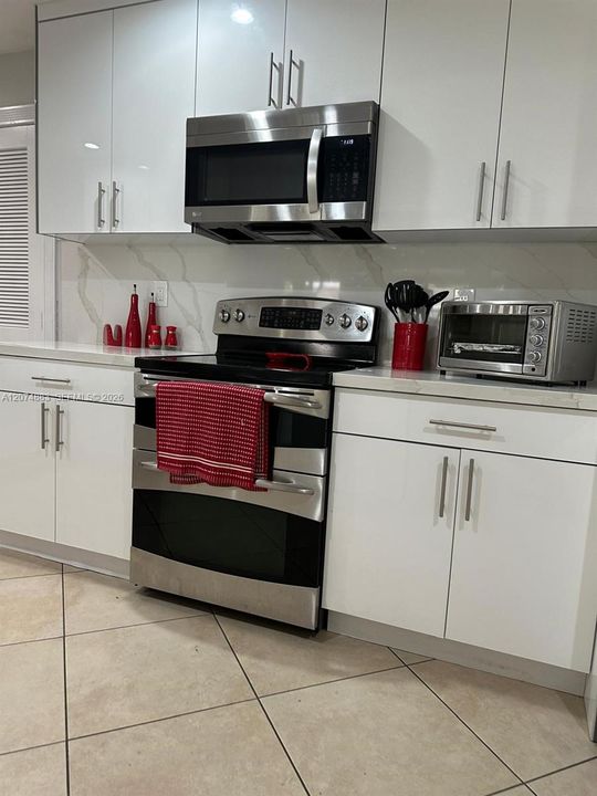 For Rent: $2,950 (2 beds, 2 baths, 2520 Square Feet)