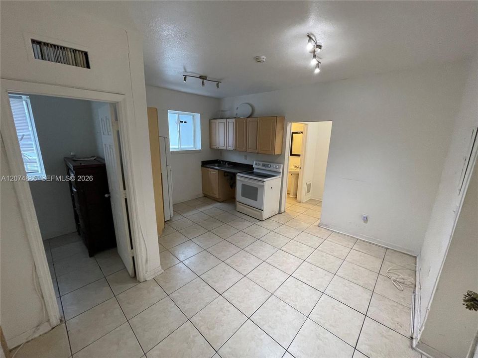For Rent: $1,375 (1 beds, 1 baths, 465 Square Feet)