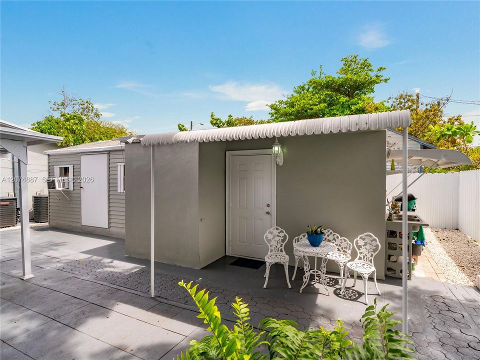 For Rent: $1,450 (2 beds, 1 baths, 1976 Square Feet)