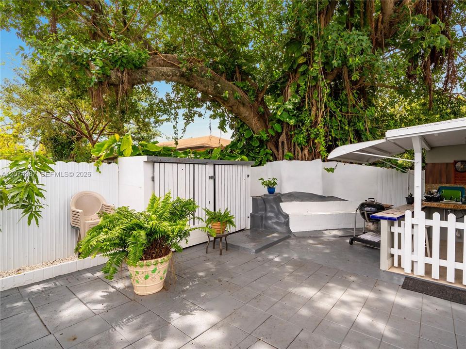 For Rent: $1,450 (2 beds, 1 baths, 1976 Square Feet)