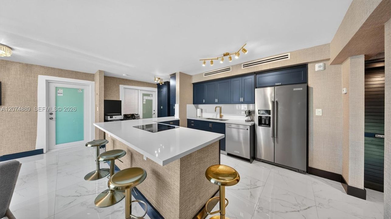 For Sale: $389,000 (1 beds, 1 baths, 650 Square Feet)