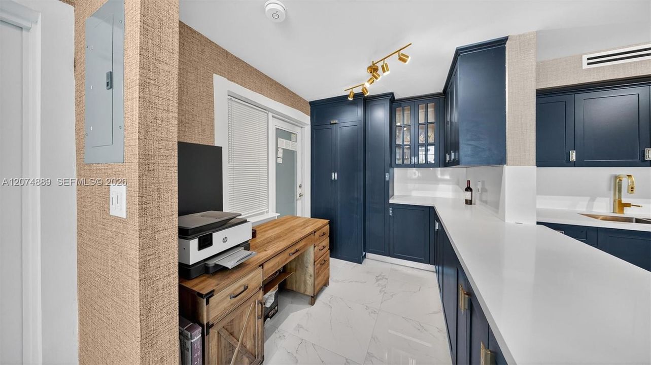 For Sale: $389,000 (1 beds, 1 baths, 650 Square Feet)