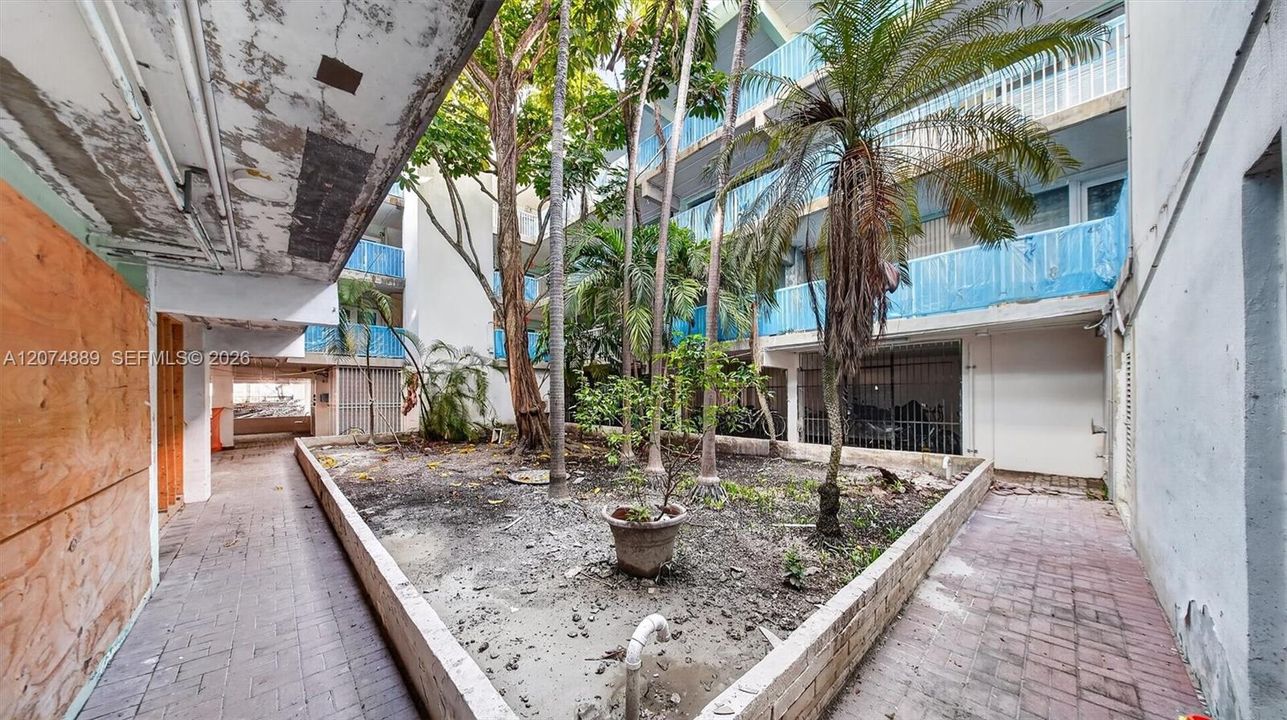 For Sale: $389,000 (1 beds, 1 baths, 650 Square Feet)