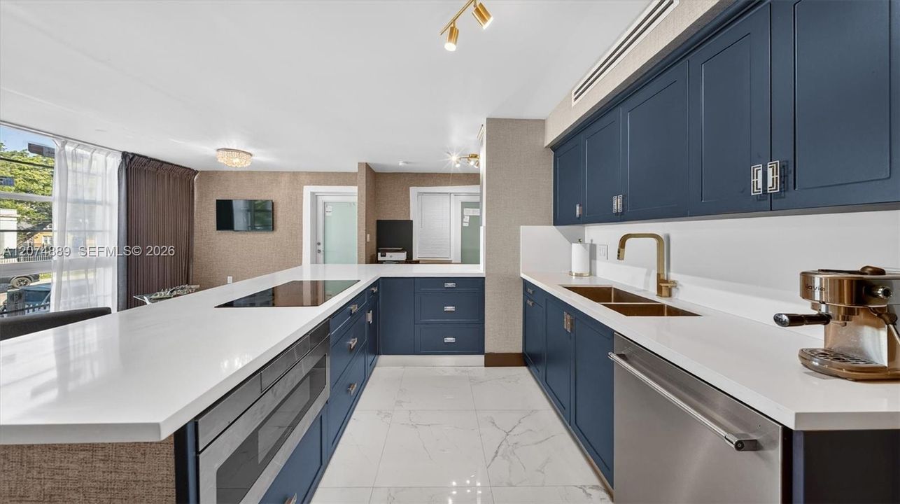 For Sale: $389,000 (1 beds, 1 baths, 650 Square Feet)