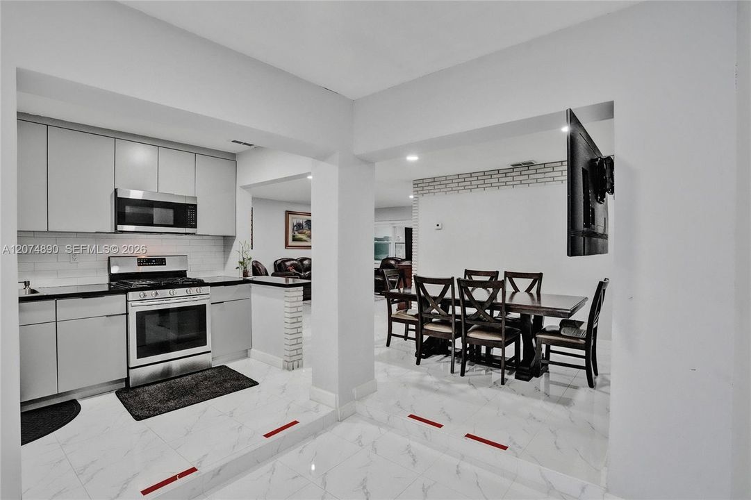 For Sale: $450,000 (3 beds, 2 baths, 1103 Square Feet)