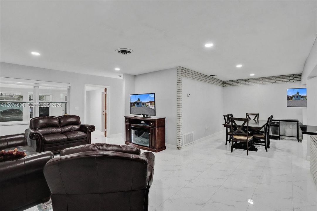 For Sale: $450,000 (3 beds, 2 baths, 1103 Square Feet)