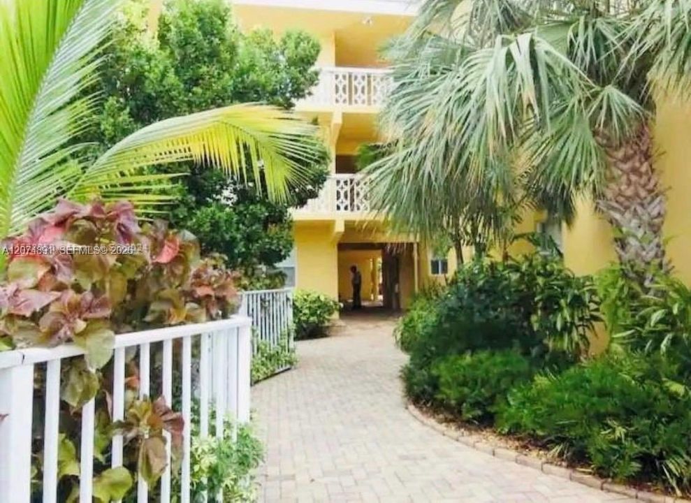 For Rent: $2,100 (1 beds, 1 baths, 660 Square Feet)