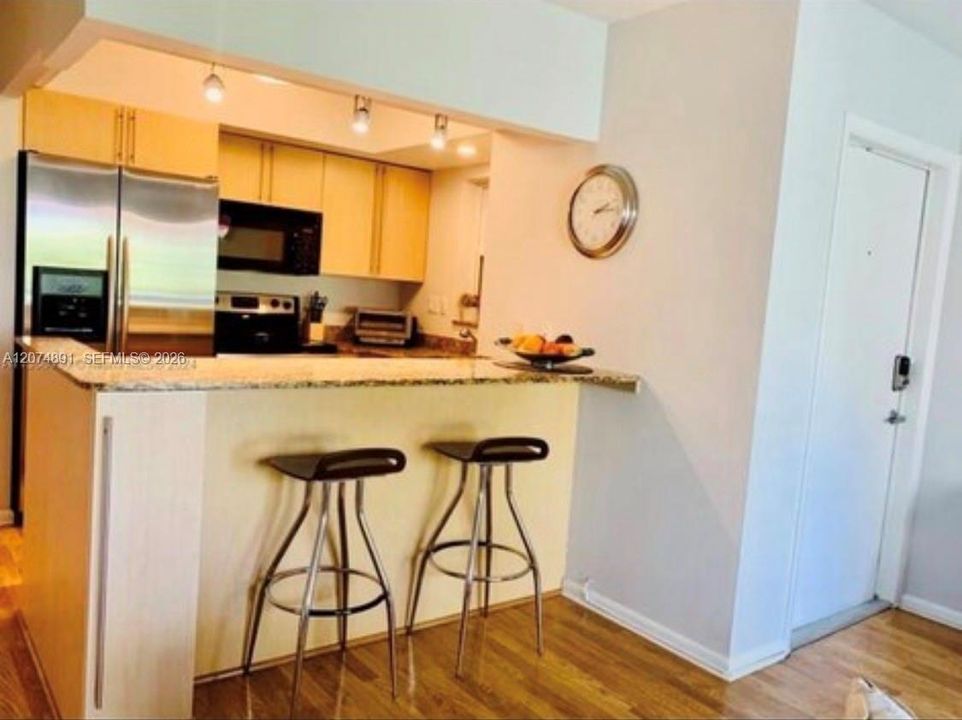 For Rent: $2,100 (1 beds, 1 baths, 660 Square Feet)