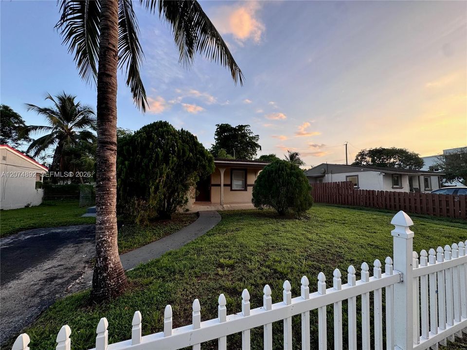 For Rent: $2,700 (3 beds, 2 baths, 1206 Square Feet)