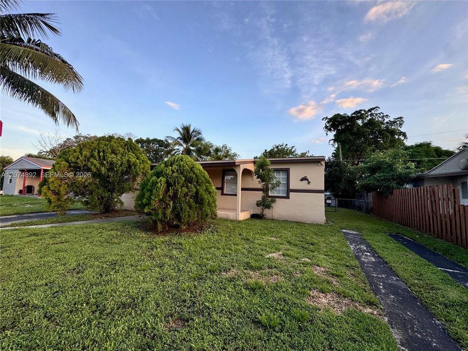 For Rent: $2,700 (3 beds, 2 baths, 1206 Square Feet)