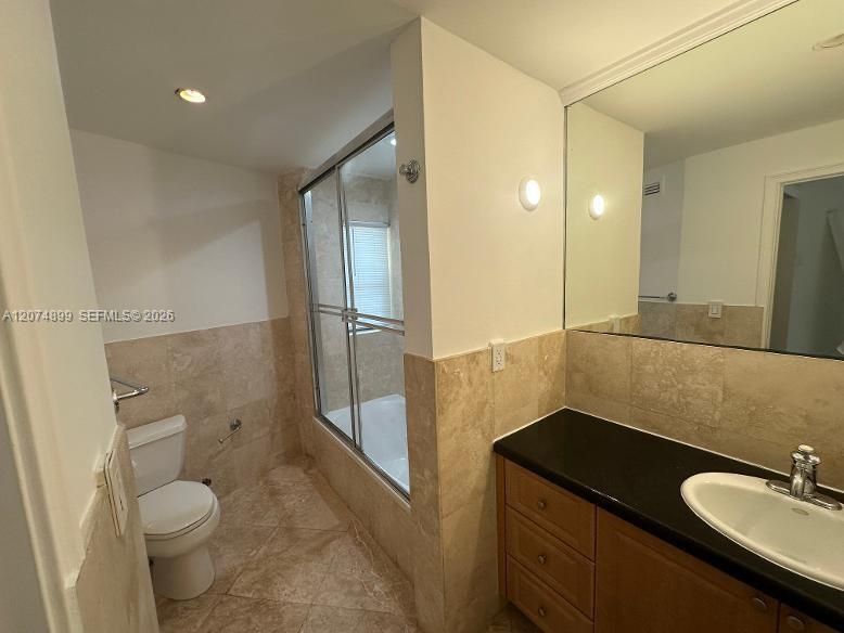 For Rent: $2,300 (1 beds, 1 baths, 706 Square Feet)
