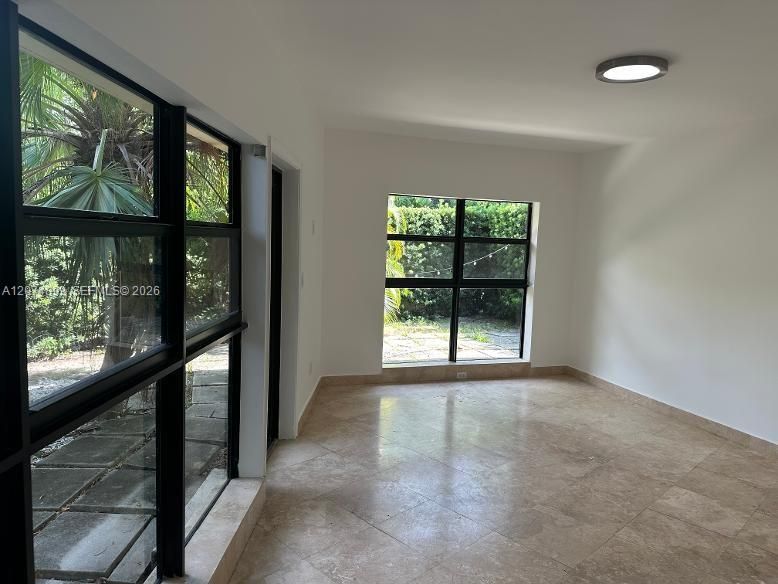 For Rent: $2,300 (1 beds, 1 baths, 706 Square Feet)