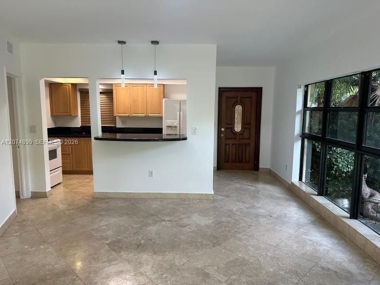 For Rent: $2,300 (1 beds, 1 baths, 706 Square Feet)