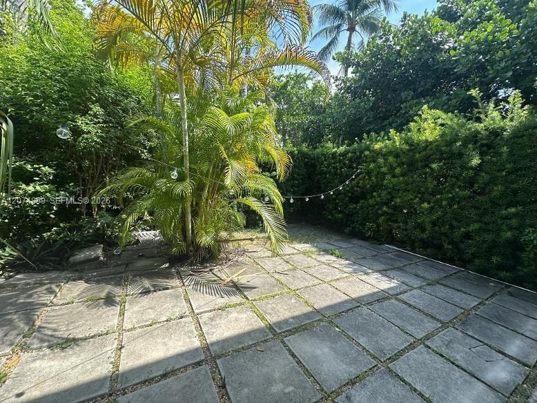 For Rent: $2,300 (1 beds, 1 baths, 706 Square Feet)