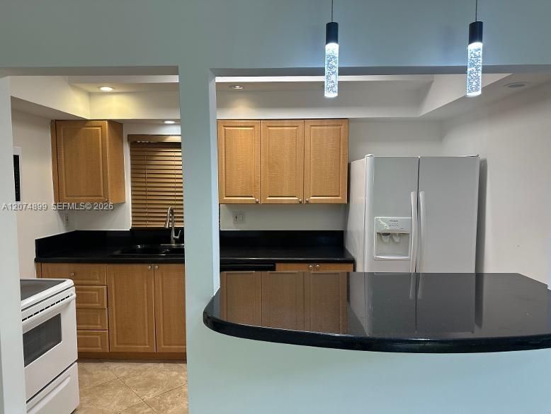 For Rent: $2,300 (1 beds, 1 baths, 706 Square Feet)