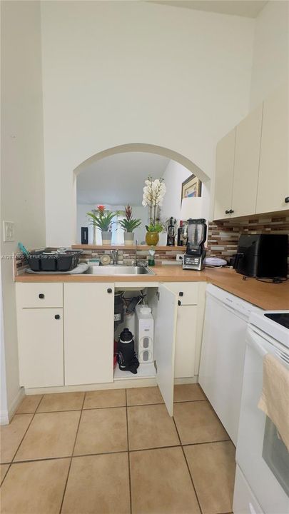For Sale: $240,000 (2 beds, 2 baths, 910 Square Feet)