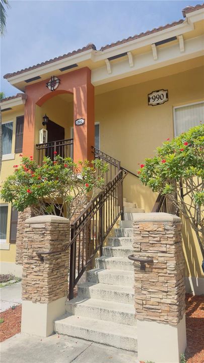 For Sale: $240,000 (2 beds, 2 baths, 910 Square Feet)