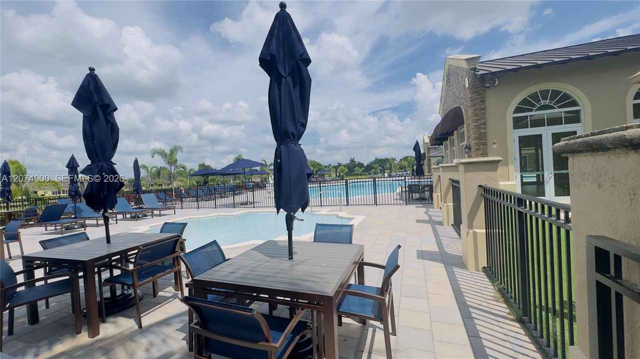 For Sale: $240,000 (2 beds, 2 baths, 910 Square Feet)