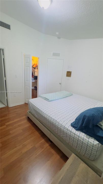 For Sale: $240,000 (2 beds, 2 baths, 910 Square Feet)