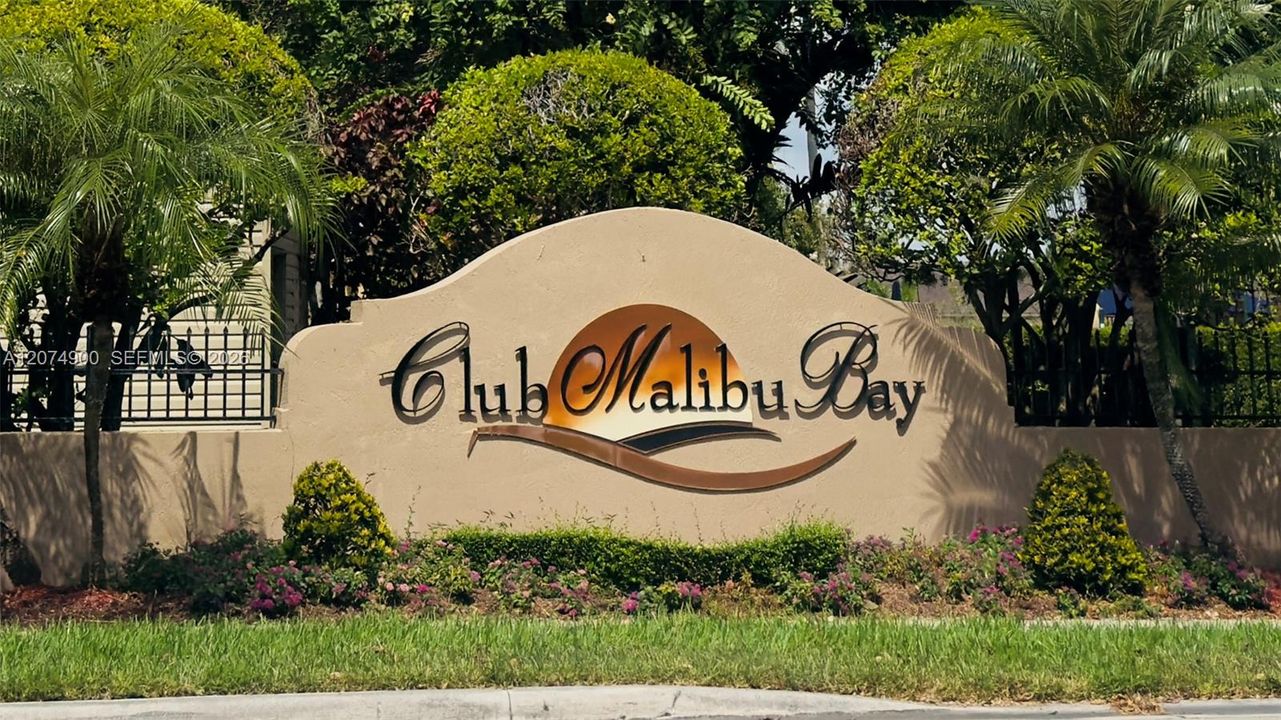 For Sale: $240,000 (2 beds, 2 baths, 910 Square Feet)
