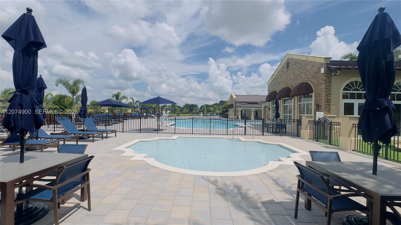 For Sale: $240,000 (2 beds, 2 baths, 910 Square Feet)