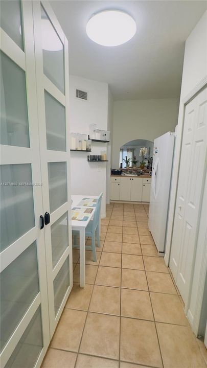 For Sale: $240,000 (2 beds, 2 baths, 910 Square Feet)