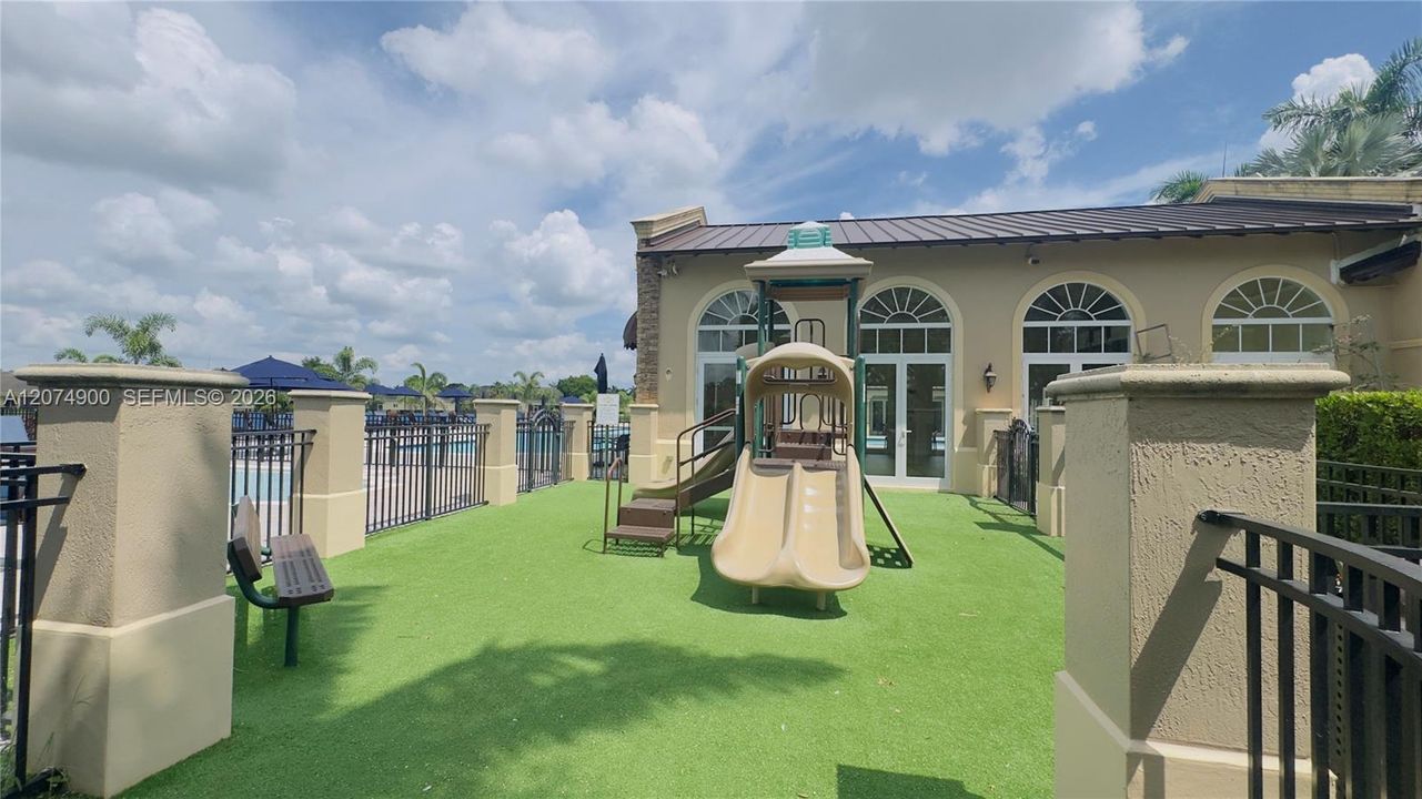 For Sale: $240,000 (2 beds, 2 baths, 910 Square Feet)