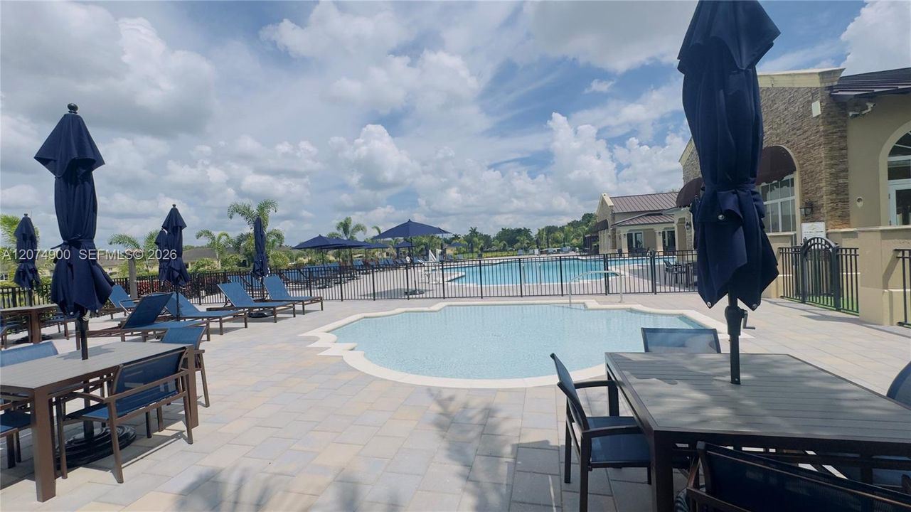For Sale: $240,000 (2 beds, 2 baths, 910 Square Feet)