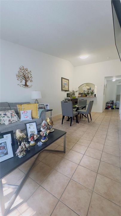 For Sale: $240,000 (2 beds, 2 baths, 910 Square Feet)