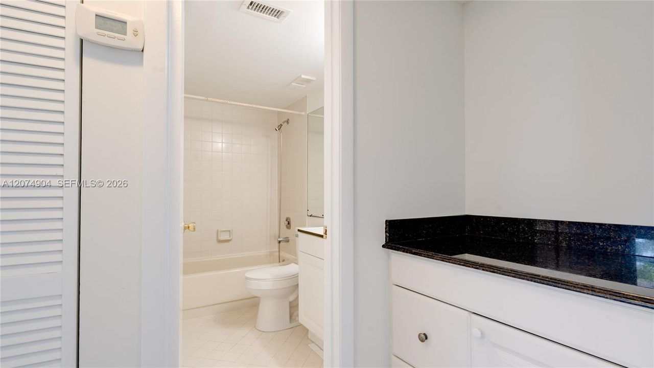 For Sale: $179,000 (2 beds, 2 baths, 920 Square Feet)