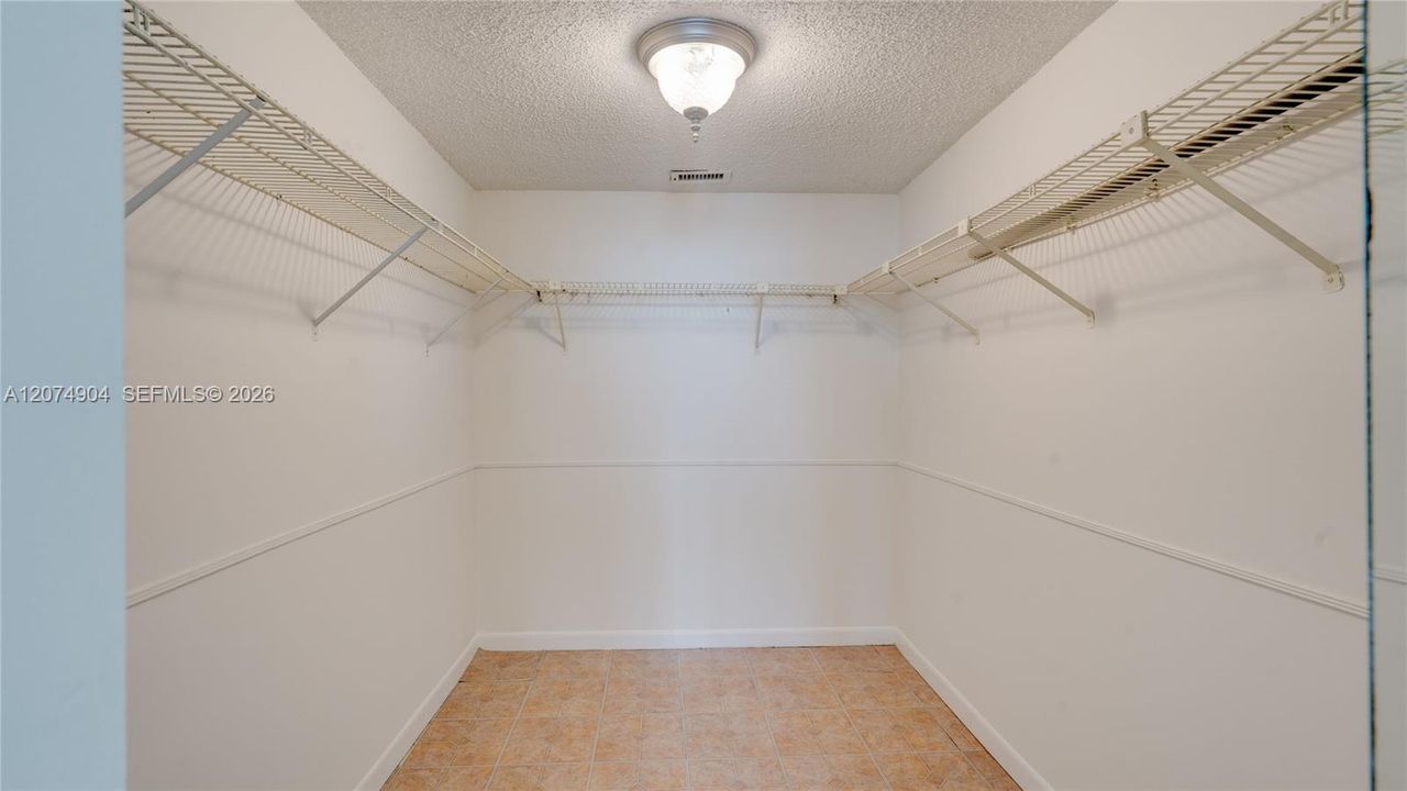 For Sale: $179,000 (2 beds, 2 baths, 920 Square Feet)