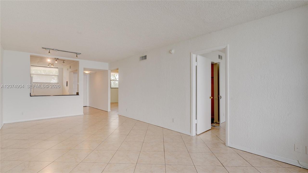 For Sale: $179,000 (2 beds, 2 baths, 920 Square Feet)