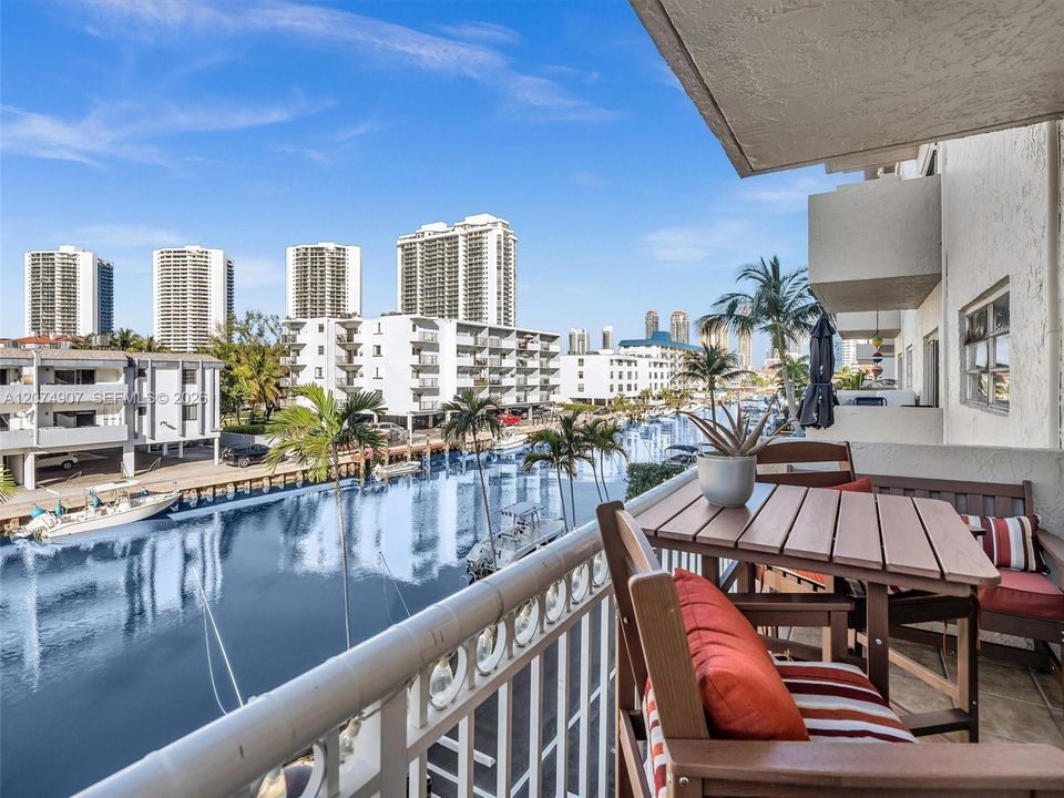 For Sale: $340,000 (2 beds, 2 baths, 1042 Square Feet)