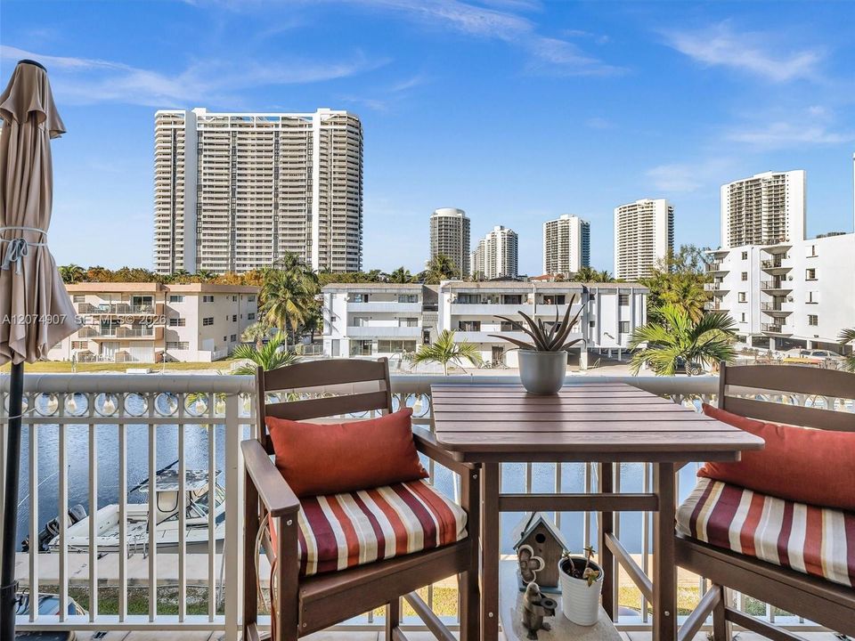 For Sale: $340,000 (2 beds, 2 baths, 1042 Square Feet)